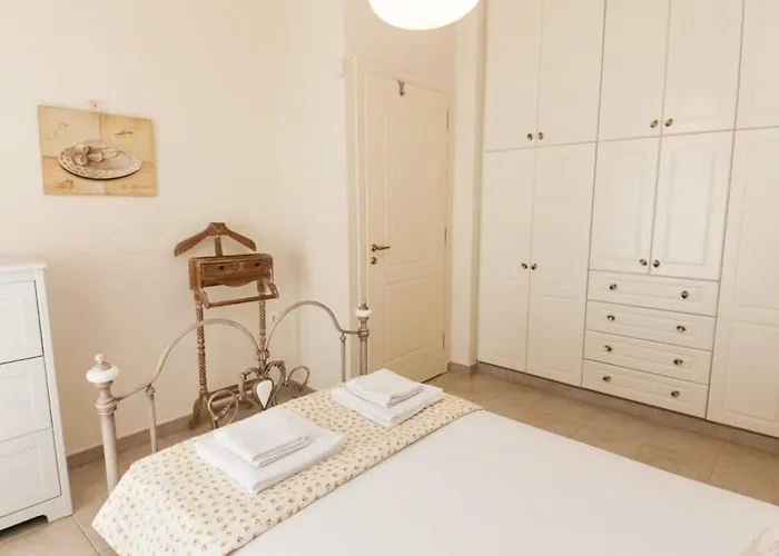 Sophisticated 2-Bedroom Retreat In Petroupoli