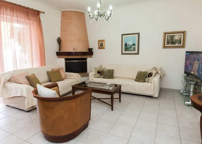 Sophisticated 2-Bedroom Retreat In Petroupoli