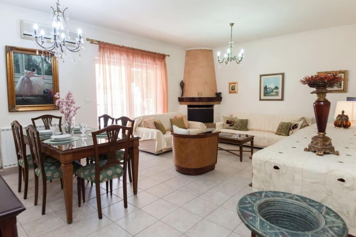 Sophisticated 2-bedroom Retreat In Petroupoli *