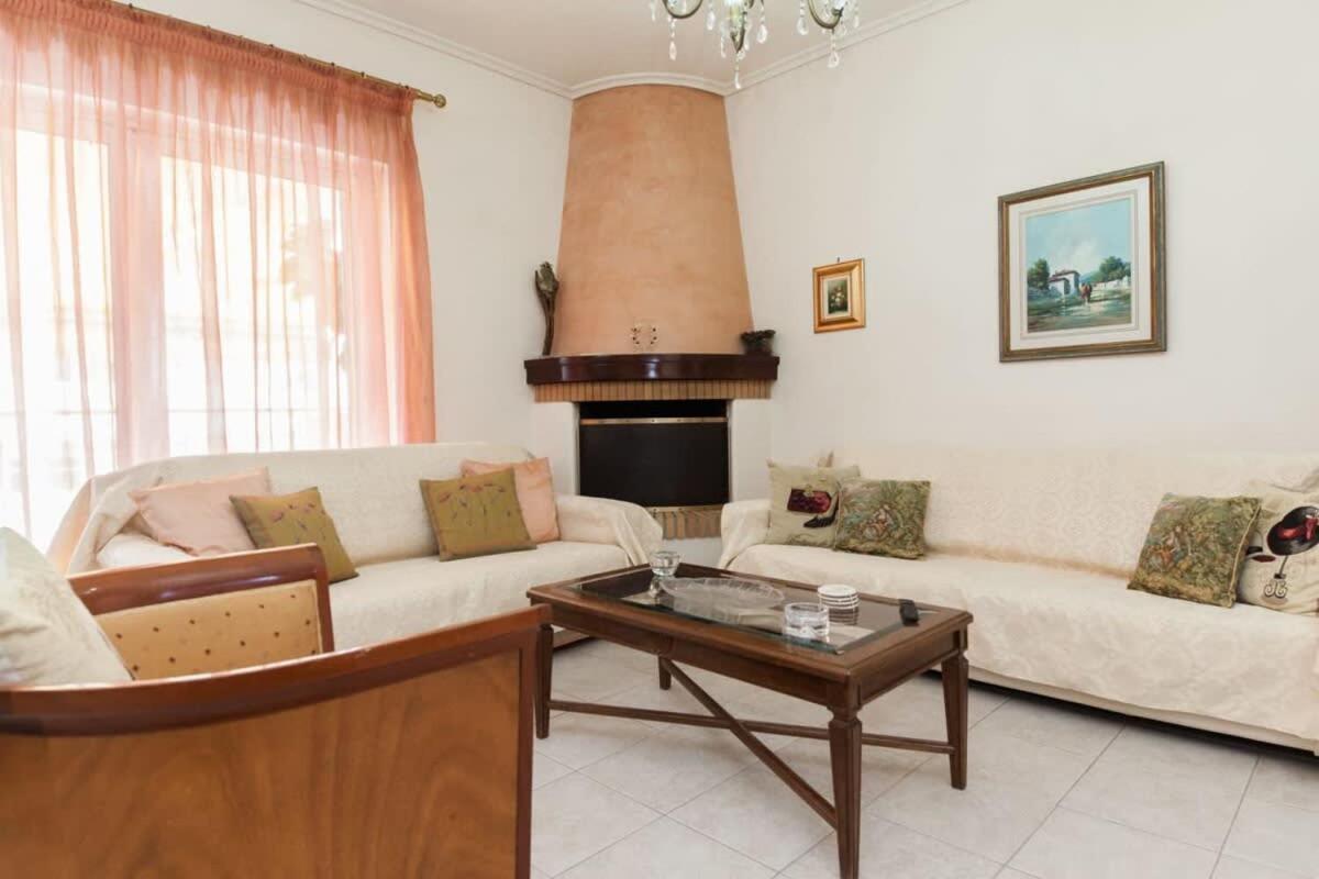 Sophisticated 2-bedroom Retreat In Petroupoli Appartement