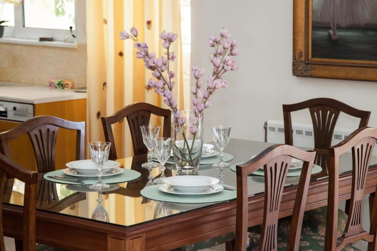 Sophisticated 2-bedroom Retreat In Petroupoli Athènes