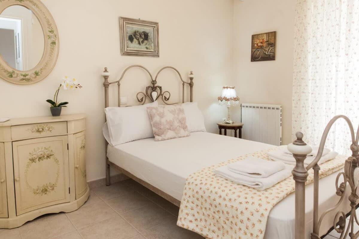 Sophisticated 2-bedroom Retreat In Petroupoli Appartement