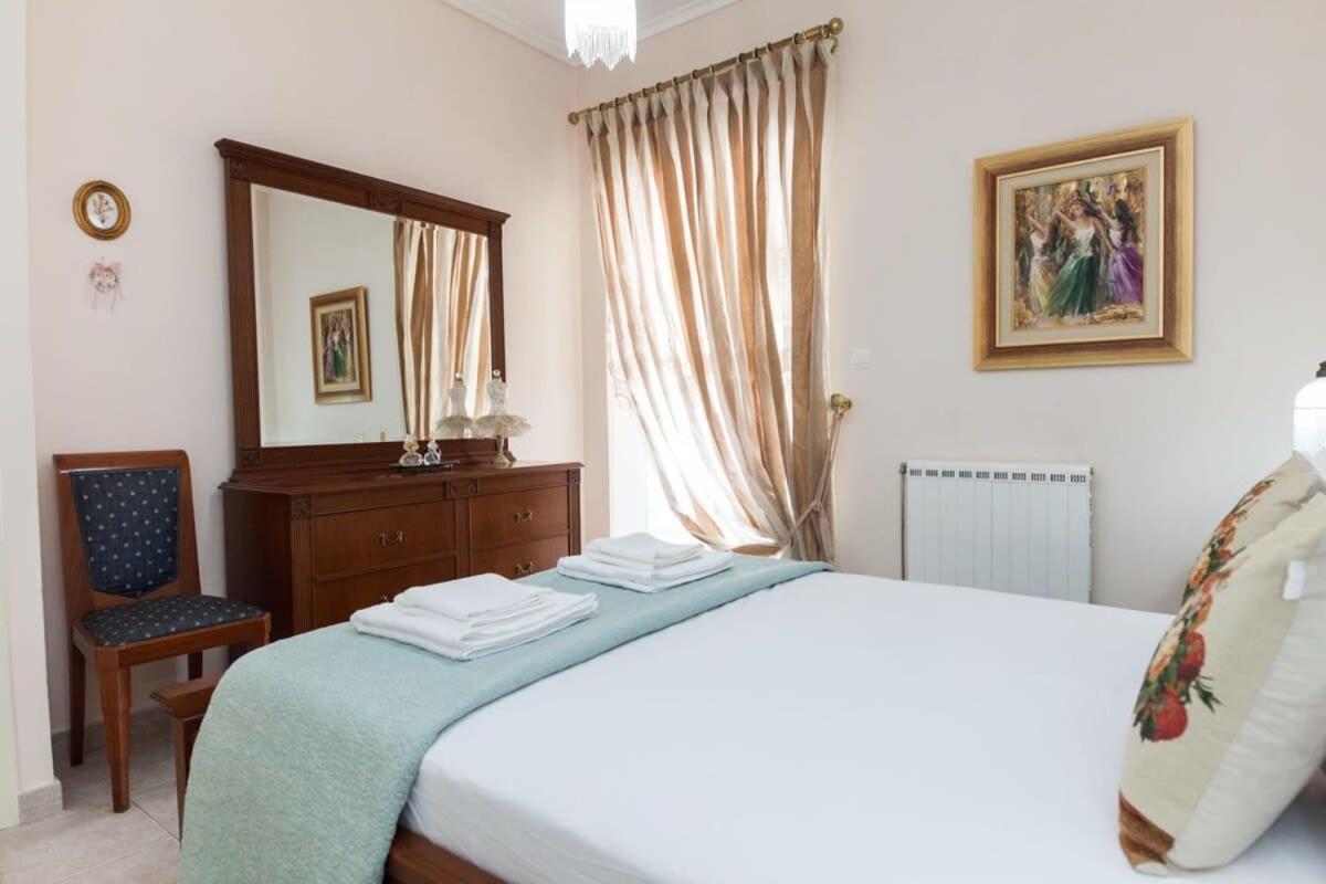 Sophisticated 2-bedroom Retreat In Petroupoli *