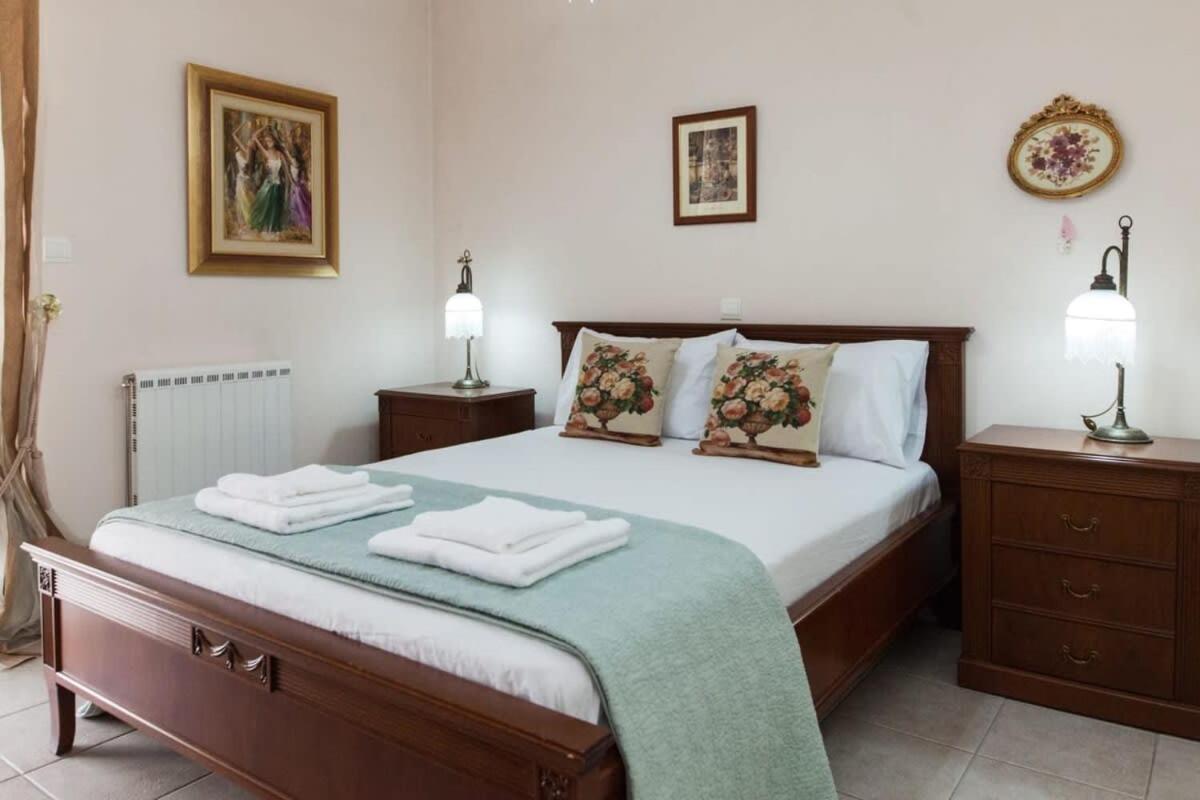 Sophisticated 2-bedroom Retreat In Petroupoli Appartement