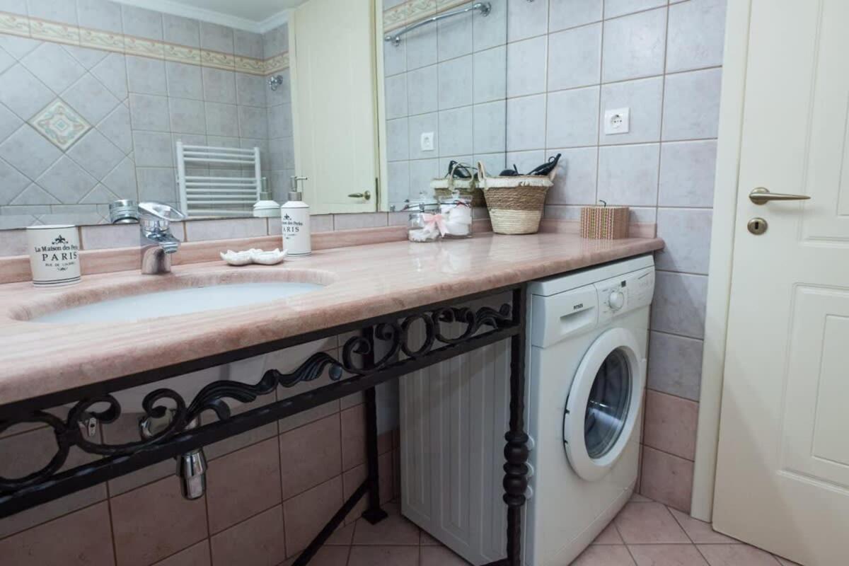 Sophisticated 2-bedroom Retreat In Petroupoli Appartement *