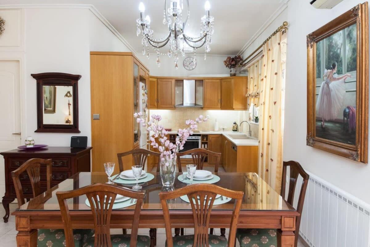 Sophisticated 2-bedroom Retreat In Petroupoli *