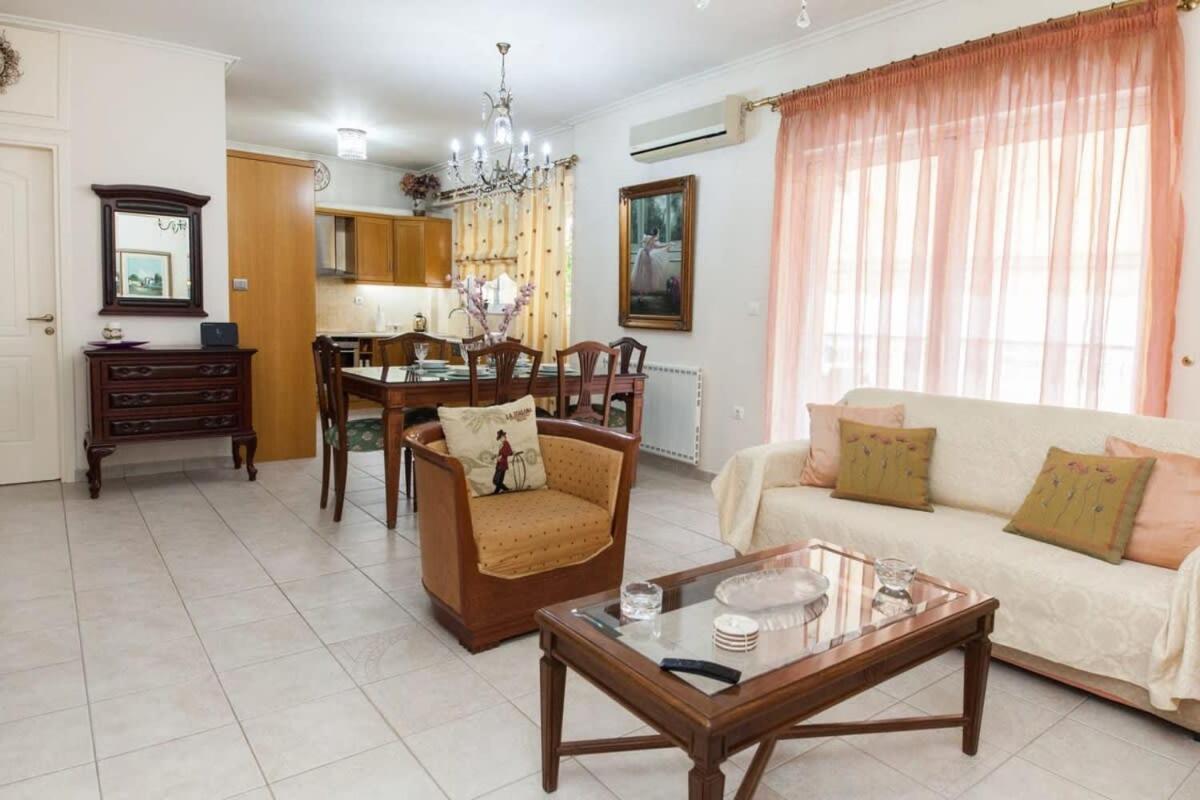 Sophisticated 2-bedroom Retreat In Petroupoli * Athènes