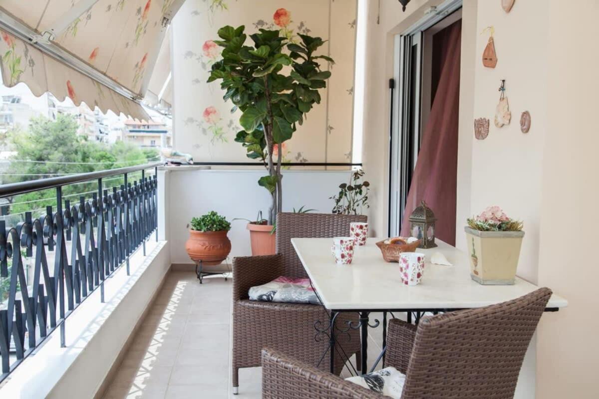 Sophisticated 2-bedroom Retreat In Petroupoli Appartement