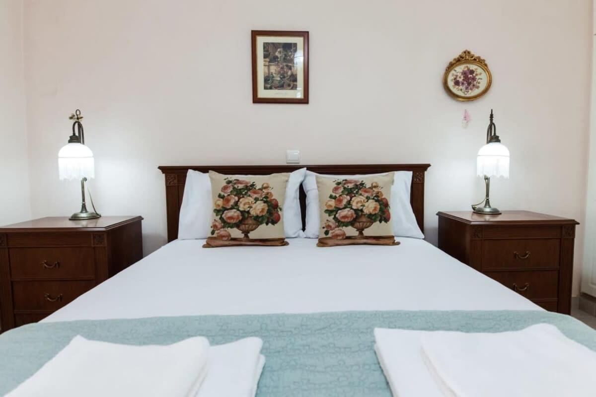 Sophisticated 2-bedroom Retreat In Petroupoli Athen